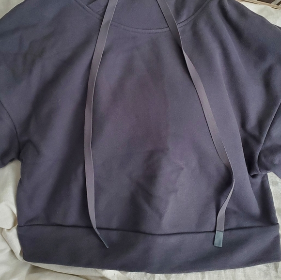 Alo Yoga Peak Cut Out Sleeve Dark Grey Cropped Hoodie Size Medium - Picture 4 of 4